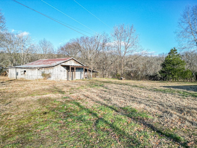 view of yard with an outbuilding