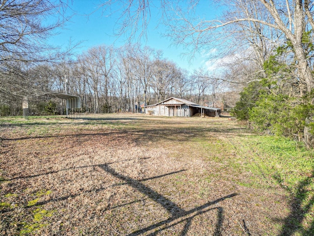 view of yard with an outbuilding