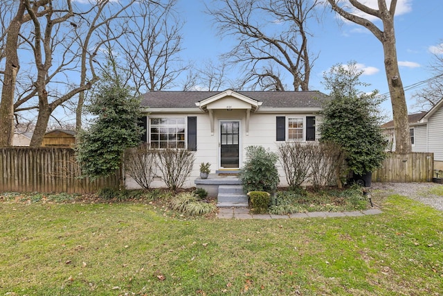 view of front of property featuring a front lawn