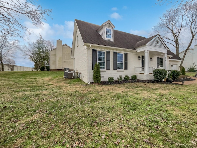 view of front of property featuring a front lawn