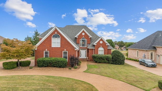 view of front property featuring a front yard