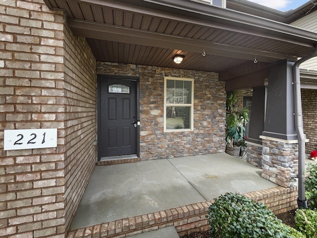 doorway to property with covered porch