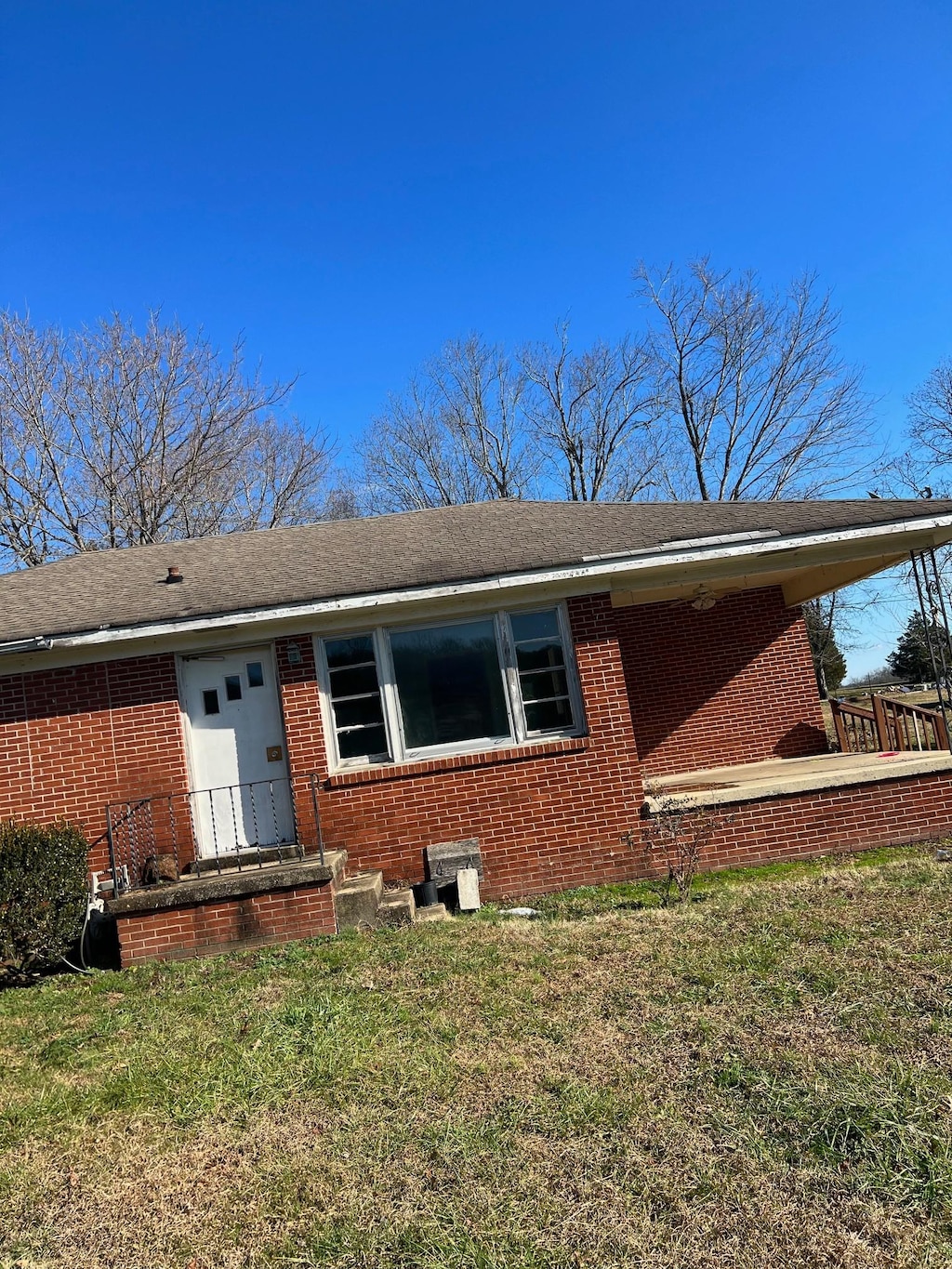 view of front of house with a front lawn