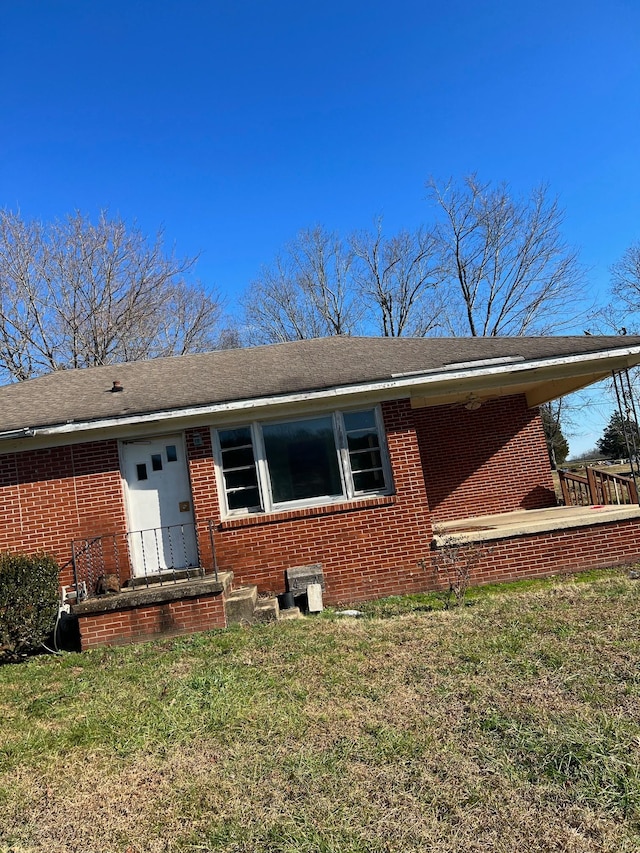 view of front of house with a front lawn