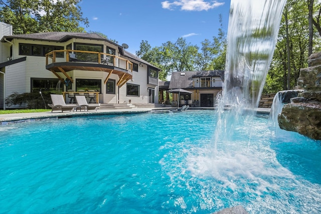 view of pool with pool water feature