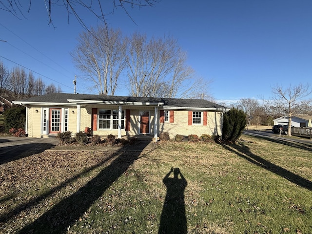 single story home featuring a front yard