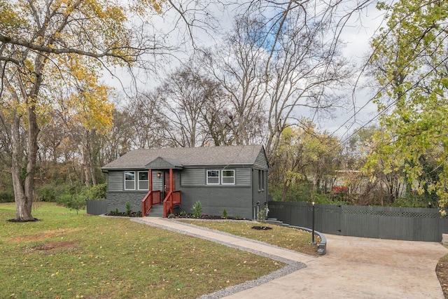 view of front of property featuring a front yard