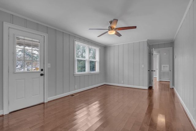 foyer entrance featuring light hardwood / wood-style floors, ceiling fan, and ornamental molding