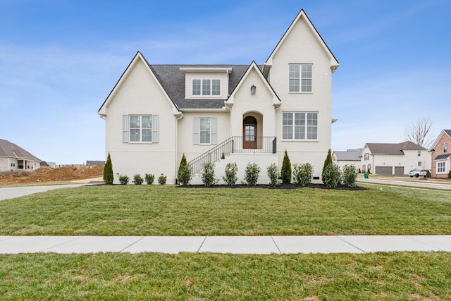 view of front of property featuring a front yard