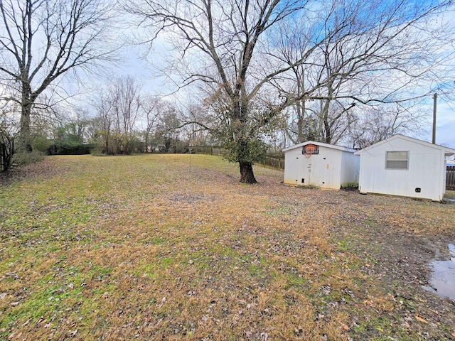 view of yard featuring a storage unit