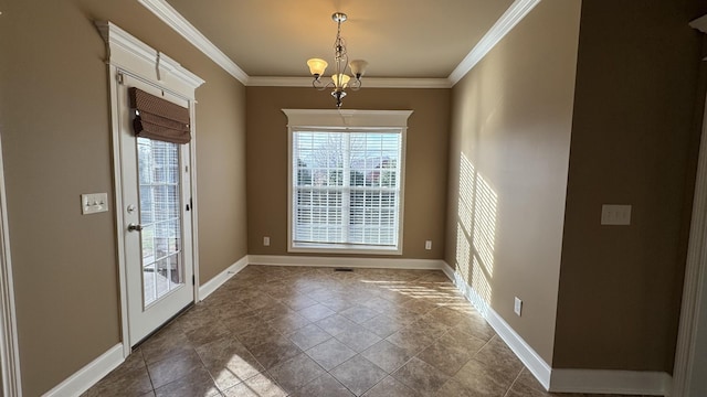 doorway with a notable chandelier and ornamental molding