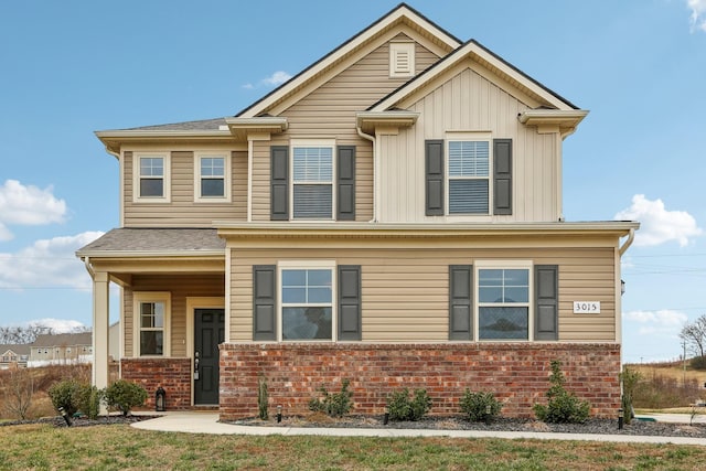 craftsman-style house featuring a front lawn