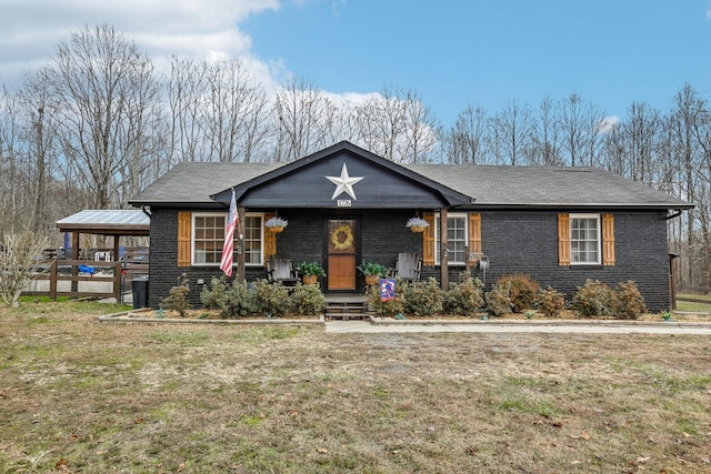 view of front of house featuring a carport and a front yard