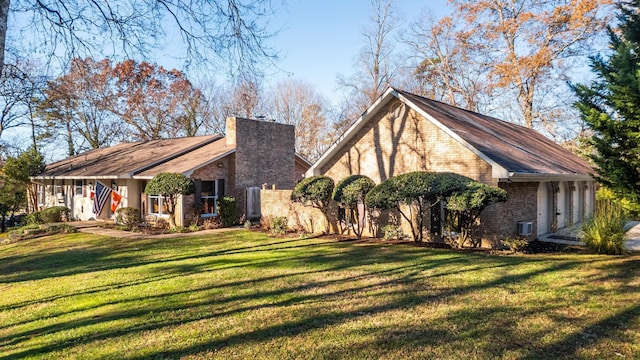 view of front of home featuring a front yard