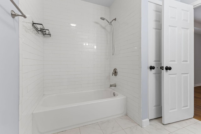 bathroom featuring tiled shower / bath