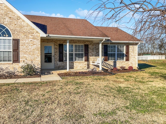 view of front facade featuring a front yard