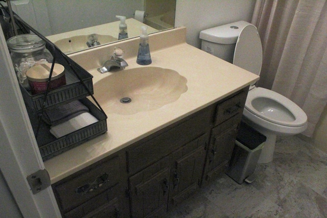 bathroom with curtained shower, vanity, and toilet