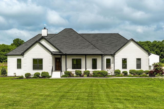 view of front of house featuring a front lawn