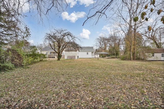 view of yard featuring an outdoor structure