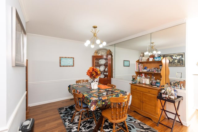 dining room featuring crown molding, dark wood-type flooring, and a chandelier