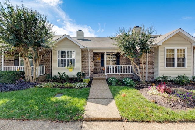 view of front facade featuring a porch and a front yard