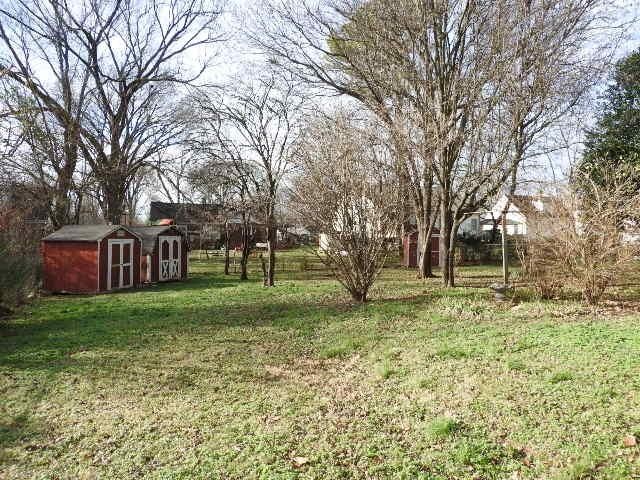 view of yard featuring a storage shed