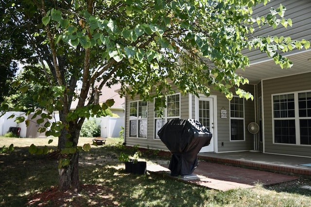 entrance to property featuring a patio area