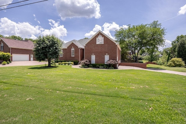 view of front of property featuring a front lawn