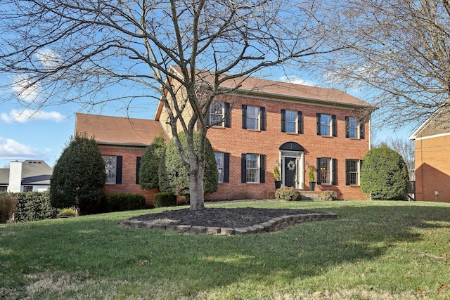 colonial home featuring a front yard