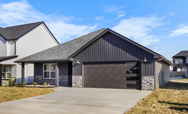 view of front facade featuring a garage and a front yard