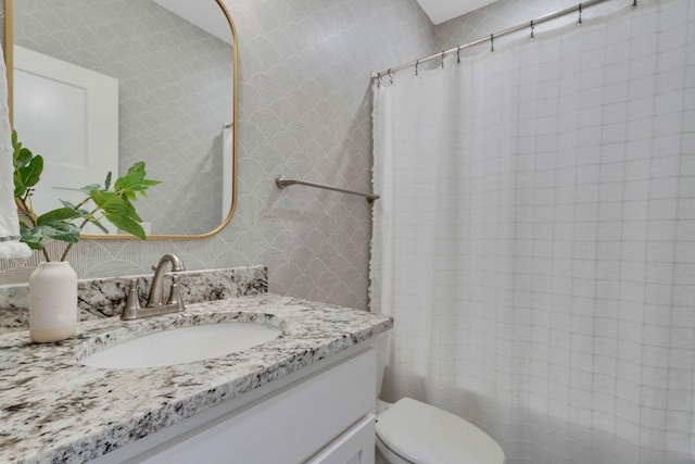 bathroom featuring a shower with curtain, vanity, and toilet