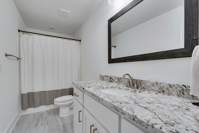 bathroom featuring a shower with curtain, vanity, and toilet