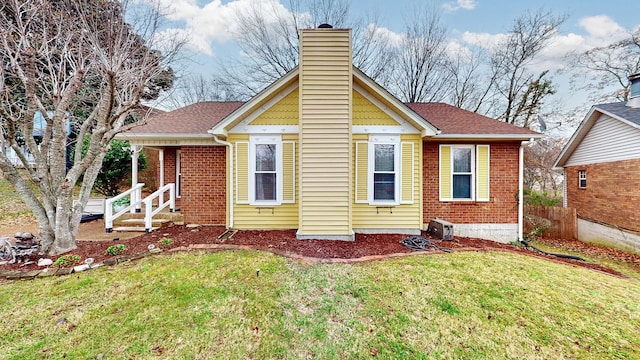 view of front of home with a front lawn