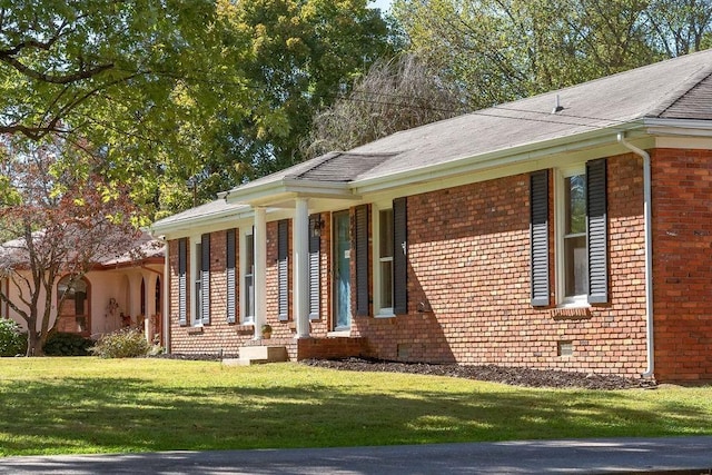 view of side of property featuring a yard