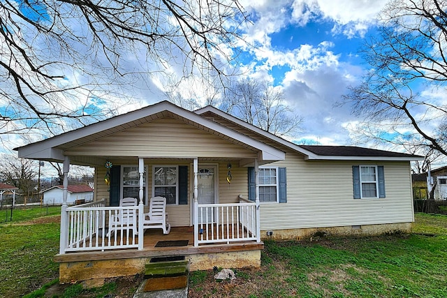 view of front facade featuring covered porch and a front yard