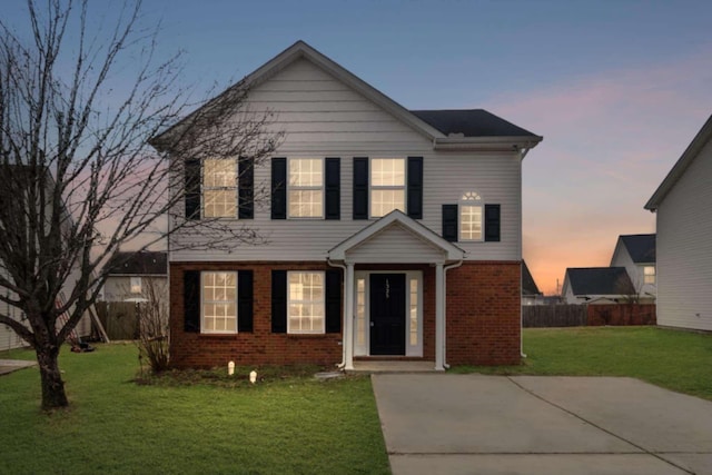 view of front of house featuring a yard