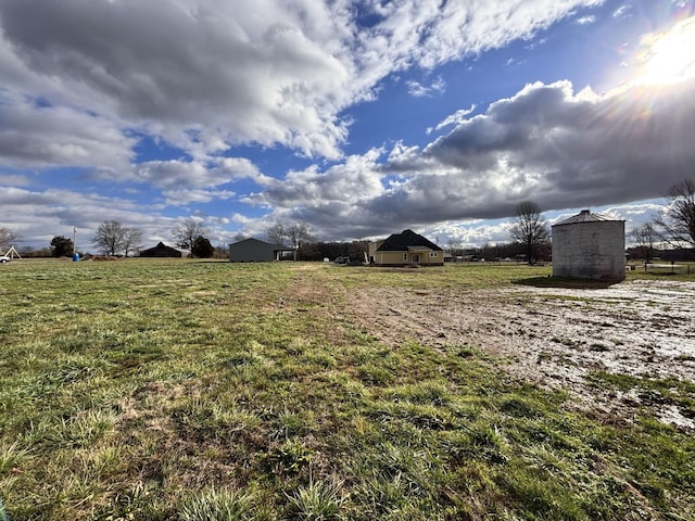 view of yard featuring a rural view