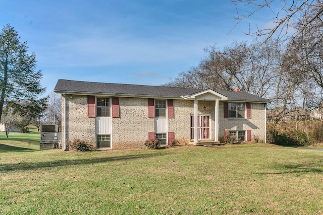 split foyer home featuring a front lawn