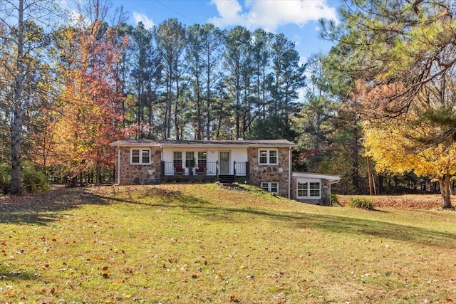 single story home featuring a front lawn