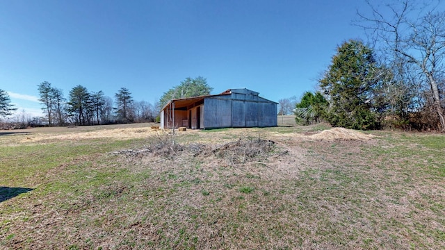 view of yard featuring an outbuilding