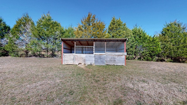 view of outdoor structure featuring an outbuilding