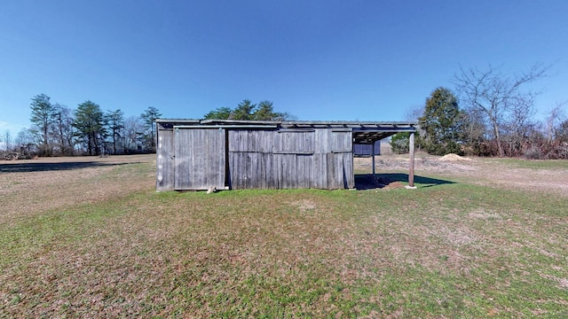 view of pole building featuring a lawn