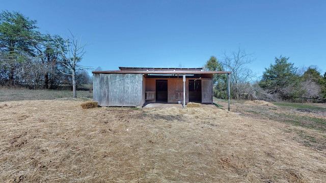 view of outdoor structure featuring an outbuilding