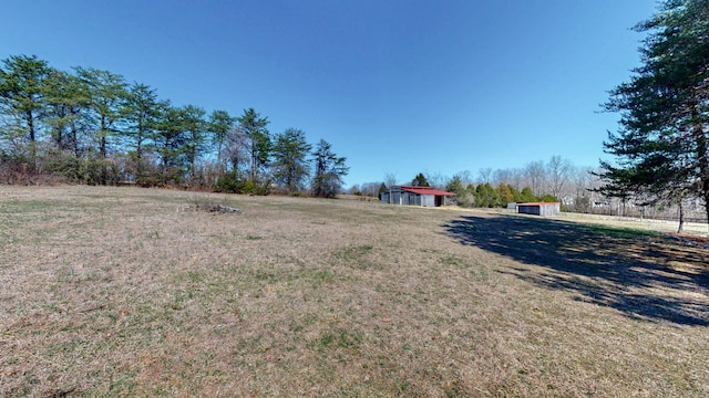 view of yard featuring an outdoor structure