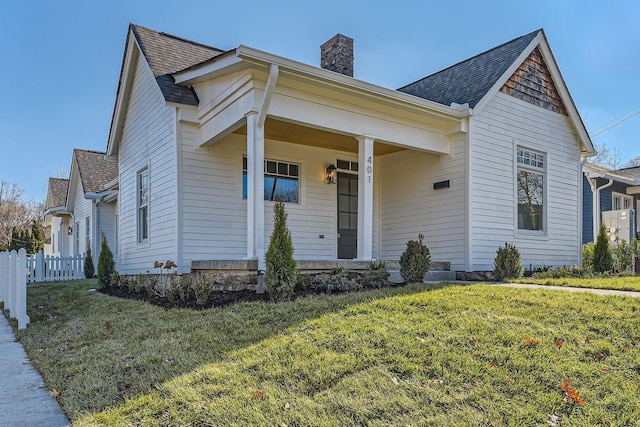 view of front facade featuring a porch and a front yard