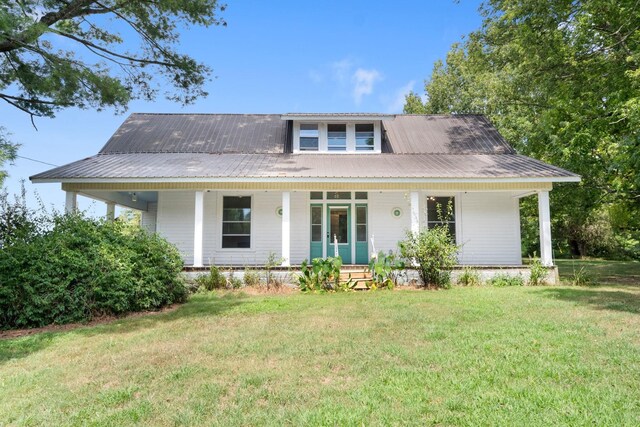 view of front facade featuring covered porch and a front yard