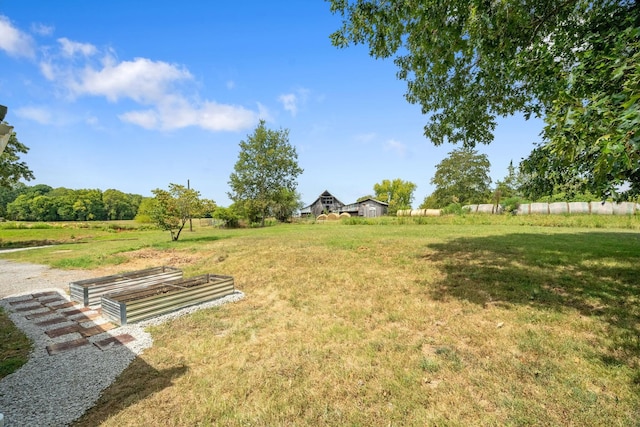 view of yard featuring a rural view