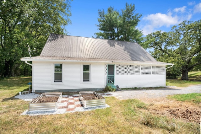 view of front of property featuring a front yard