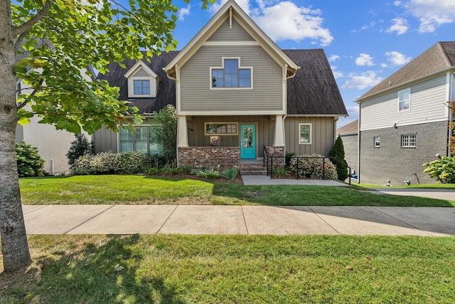 craftsman-style house featuring a front lawn