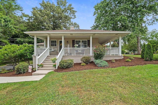 view of front facade featuring a front lawn and a porch